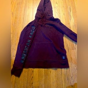 Maroon medium men’s American Eagle sweatshirt.